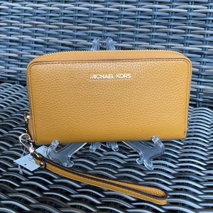 Michael Kors Jet Set Travel Lg Flat Multifunctional Phone Case-Wristlet-Wallet